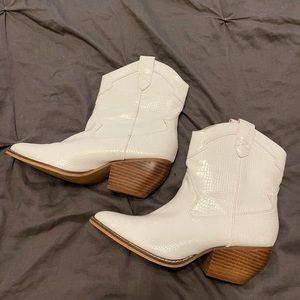 WHITE COWGIRL BOOTS